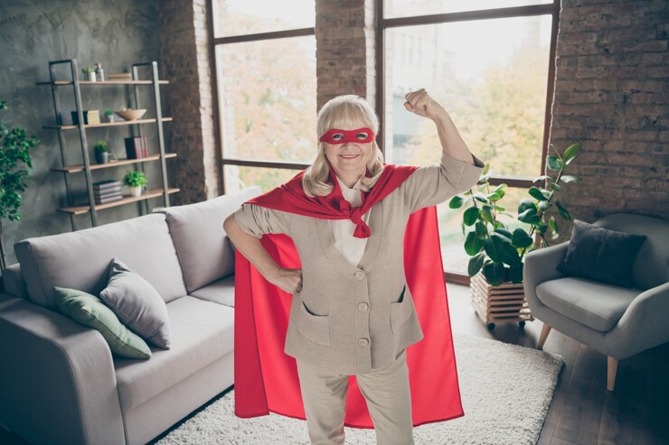 Portret van haar ze mooi aantrekkelijk sterk krachtig vrolijk vrolijk blij tevreden klaar grijsharige oma draagt rood kostuum met spier biceps triceps industriële baksteen loft moderne stijl interieur