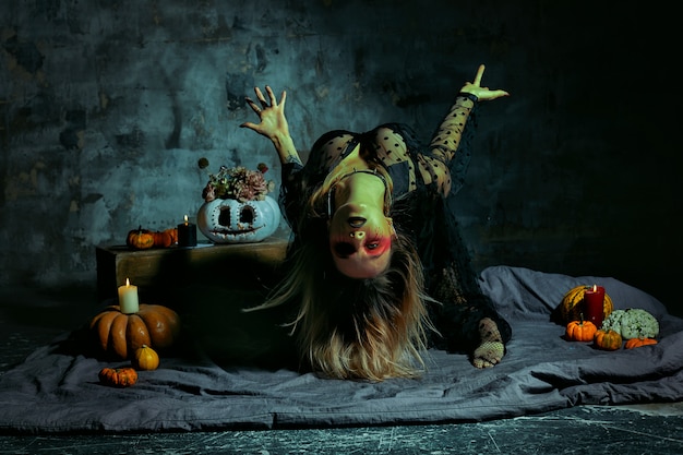 Foto portret van heks met halloween-make-up