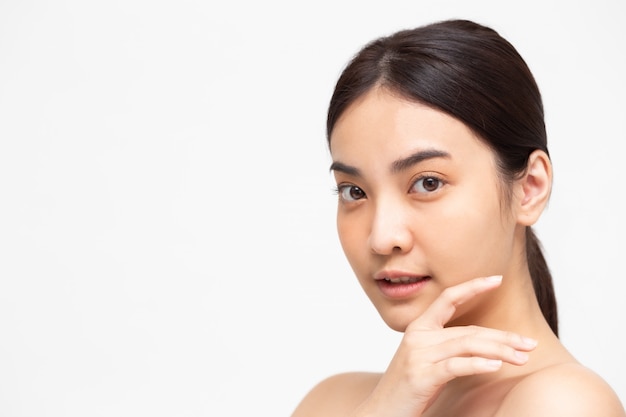 Portret van heldere Aziatische perfecte geïsoleerde huid van de schoonheids de Aziatische vrouw. Schoonheidskliniek gezichtsbehandeling huidverzorging concept