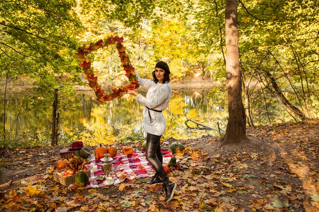 Portret van herfstmeisje met bladeren