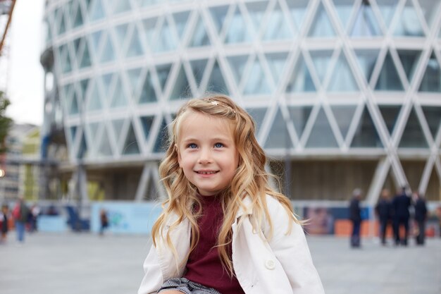 Portret van het babymeisje van mooi blond haar