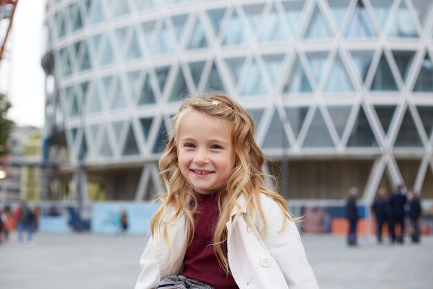 Portret van het babymeisje van mooi blond haar