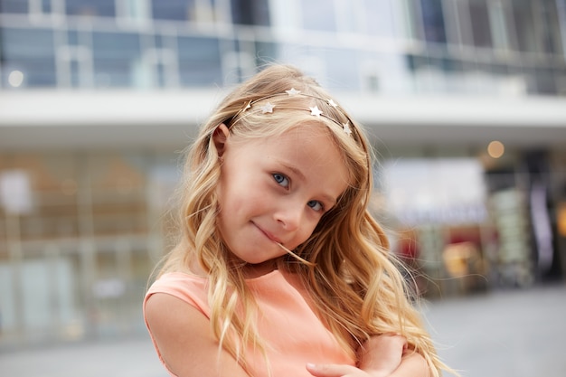 Foto portret van het babymeisje van mooi blond haar