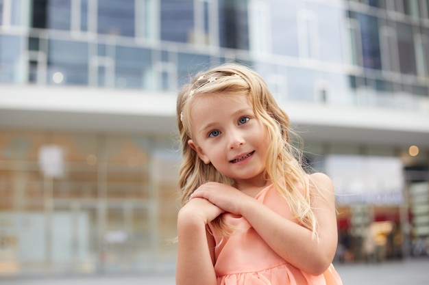 Portret van het babymeisje van mooi blond haar