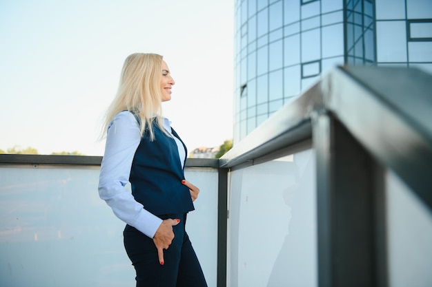 Portret van het bedrijfsvrouw glimlachen openlucht