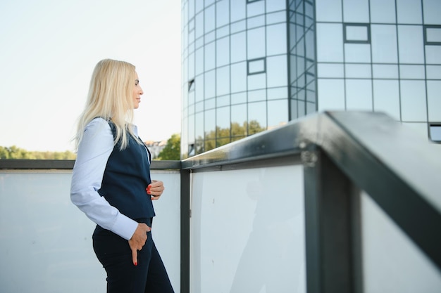 Portret van het bedrijfsvrouw glimlachen openlucht