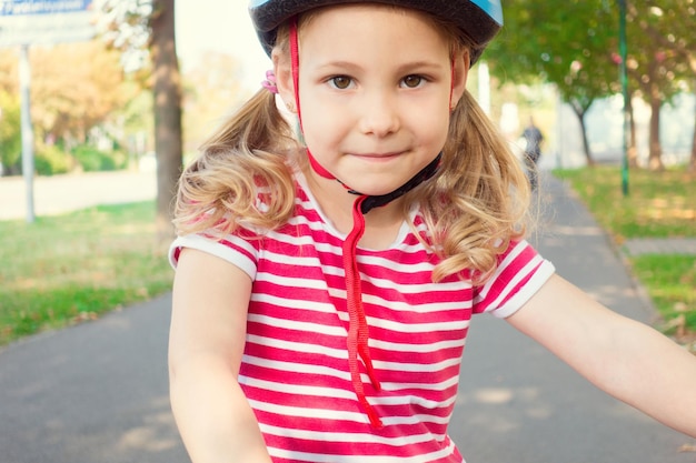 Portret van het dragen van een fietshelm op de weg