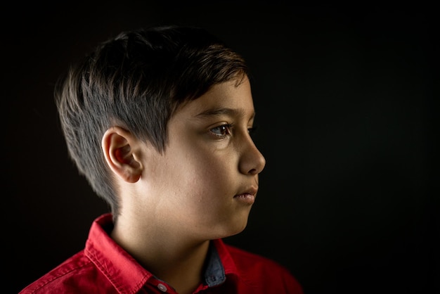 Portret van het echte gelukkige gemengde raskind glimlachen. Foto van hoge kwaliteit