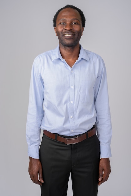 Portret van het gelukkige Afrikaanse zakenman glimlachen