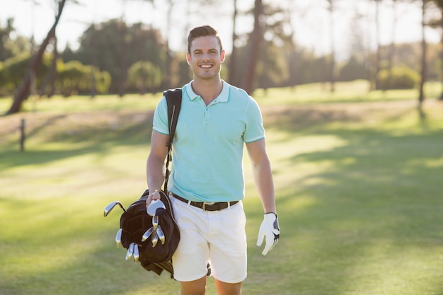 Portret van het glimlachen van zak van het jonge mensen de dragende golf