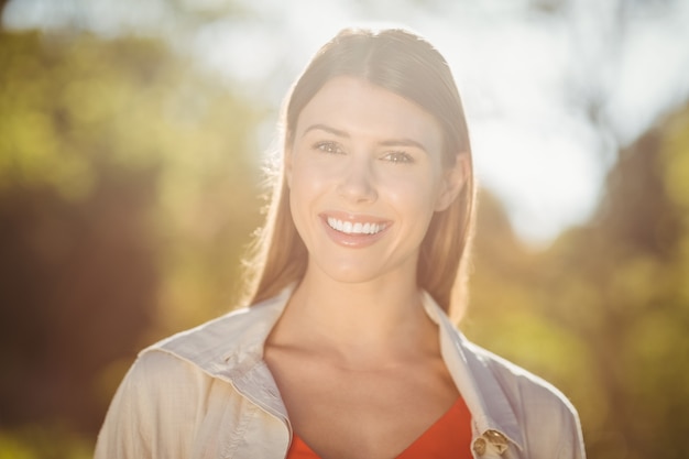 Portret van het mooie vrouw glimlachen