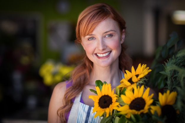 Portret van het vrouwelijke bloemist glimlachen