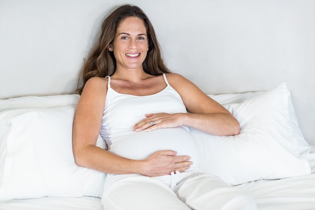 Portret van het zwangere vrouw ontspannen