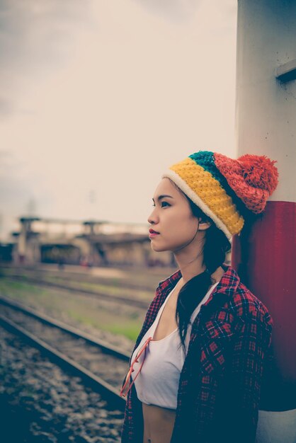 Portret van hipster meisje op de spoorweg vintage stylethai vrouw poseren voor een foto nemen