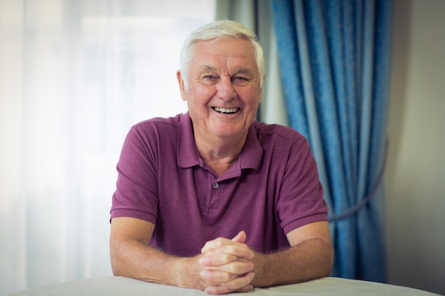 Foto portret van hogere mensenzitting in medische kliniek