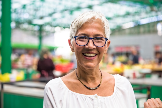 Portret van hogere smling vrouw