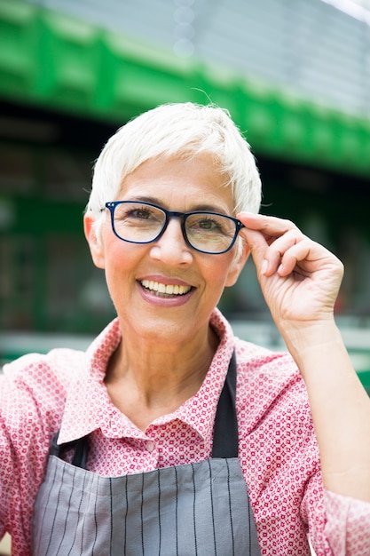 Portret van hogere vrouw die glazen draagt