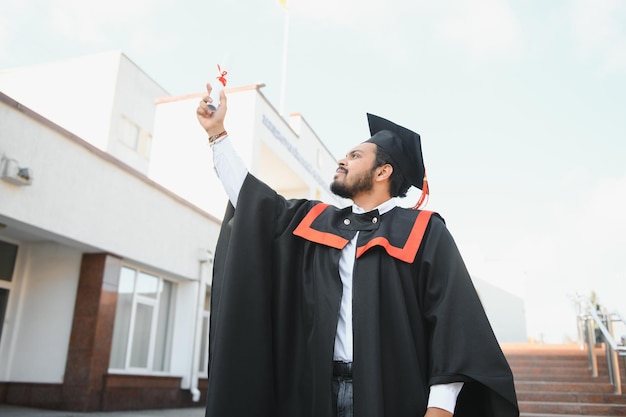 Portret van Indiase afgestudeerde student