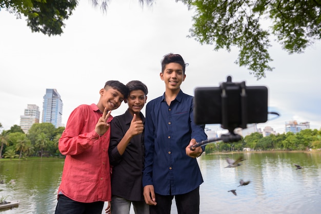 Portret van Indiase familie samen ontspannen in het park