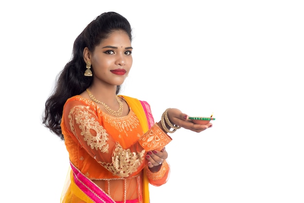 Portret van Indiase traditionele meisje met Diya en het vieren van Diwali festival