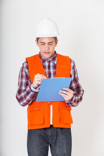 Portret van ingenieur die met controlelijst werkt.