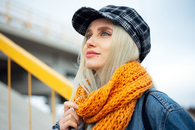 Portret van jong blonde tiener glimlachend meisje