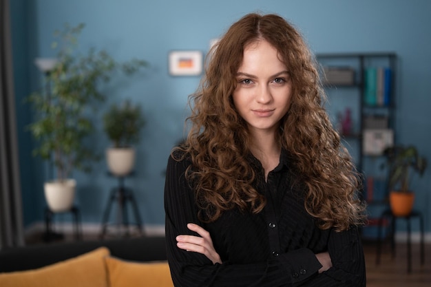 Portret van jonge aantrekkelijke brunette tienermeisje met krullend haar