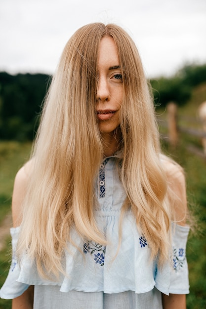 Portret van jonge aantrekkelijke elegante blonde vrouw