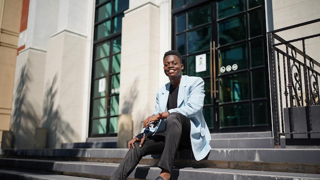 Portret van jonge aantrekkelijke stijlvolle Afro-Amerikaanse man model poseren in casual kleding tegen neutrale achtergrond op zoek sexy met afro haar. In mensen jeugd schoonheid en mode concept.