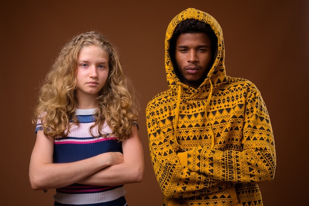 Portret van jonge Afrikaanse man en blanke tiener