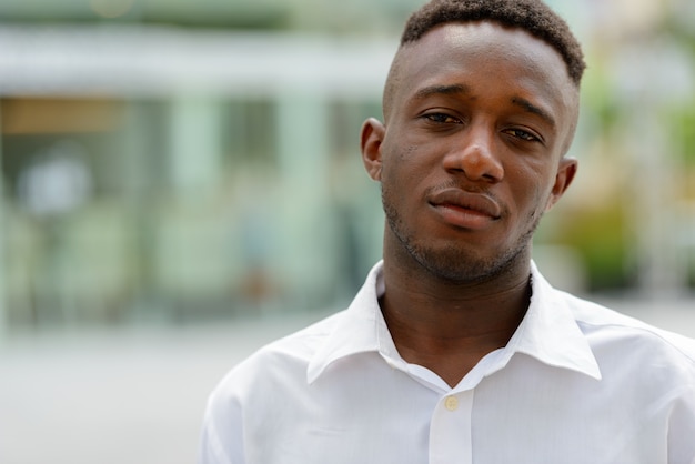 Portret van jonge Afrikaanse zakenman in de stad buiten