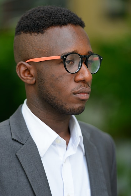 Portret van jonge Afrikaanse zakenman in de stad buiten