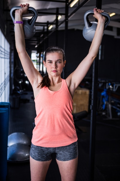 Portret van jonge atletenholding kettlebell