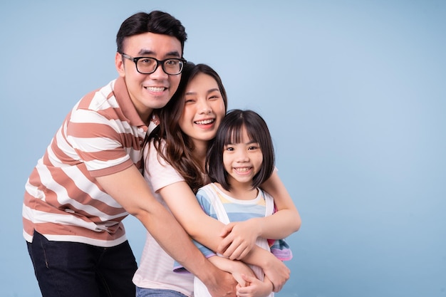 Portret van jonge Aziatische familie op background