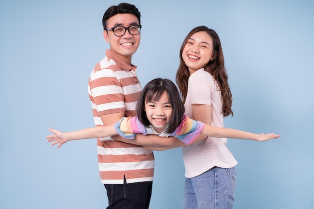 Portret van jonge Aziatische familie op background