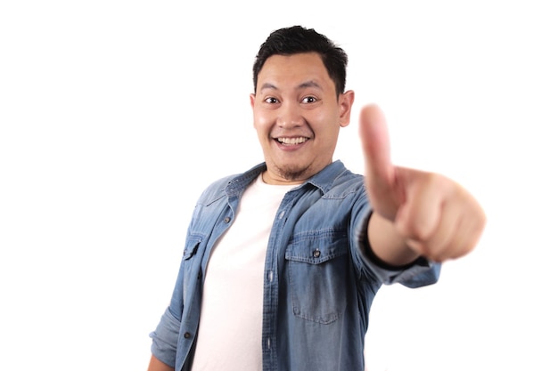 Portret van jonge Aziatische man toont duimen omhoog teken gelukkige glimlachende persoon OK deal concept
