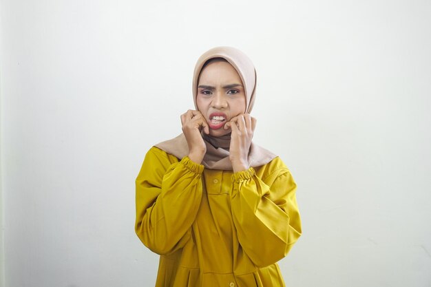 Portret van jonge Aziatische moslimvrouw paniek en angst op witte achtergrond