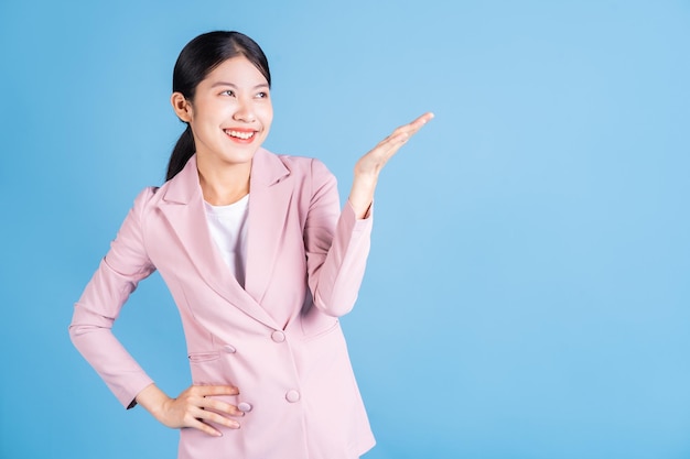 Portret van jonge aziatische vrouw die zich voordeed op background