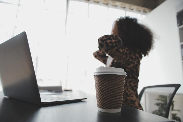 Portret van jonge Aziatische vrouw hand freelancer werkt haar werk op een computer tablet in een modern kantoor Het doen van boekhoudkundige analyse rapport vastgoed investeringen gegevens Financiële en belasting systemen concept