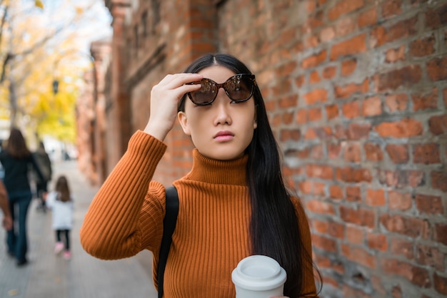 Portret van jonge Aziatische vrouw in de straat.