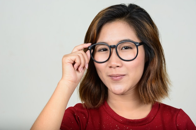 Portret van jonge Aziatische vrouw met kort haar