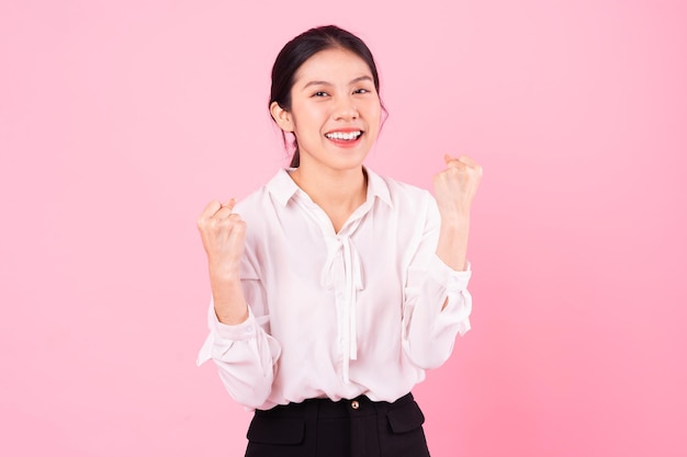 Portret van jonge Aziatische zakenvrouw, geïsoleerd op roze background