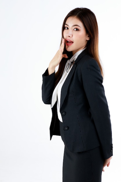 Portret van jonge Aziatische zakenvrouw model in formeel pak maakt gebruik van handen en actie.