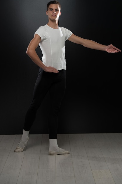 Portret van jonge balletdanser op zwarte achtergrond
