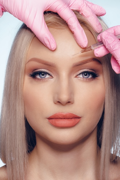 Portret van jonge blanke vrouw, concept van botox cosmetische injectie