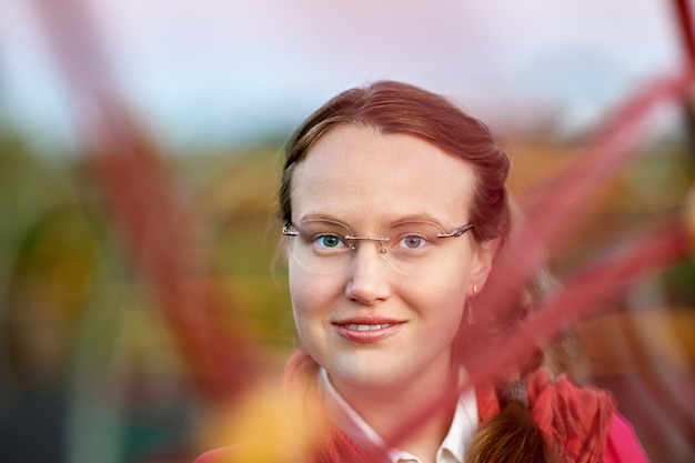 Portret van jonge blanke vrouw in glazen buiten