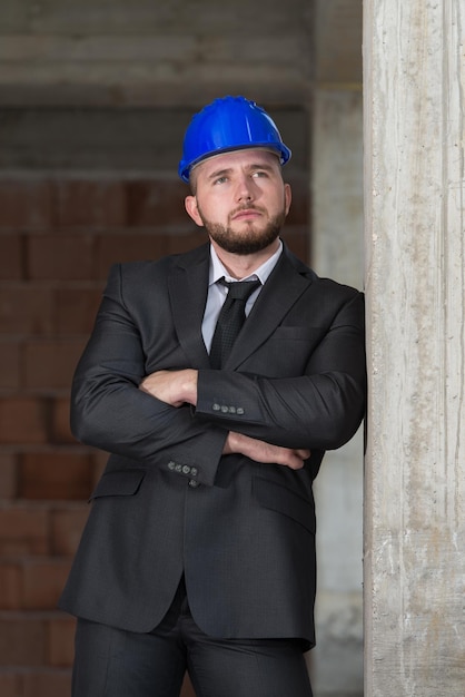 Portret van jonge bouwmanager met gekruiste armen