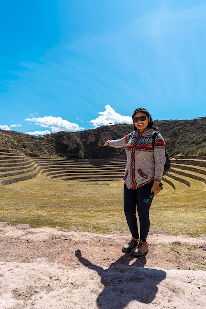 portret van jonge dame in de ruïnes van Moray in Cusco