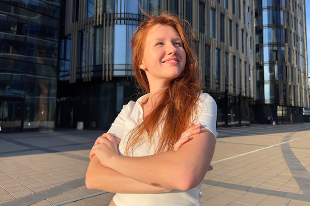 Portret van jonge gelukkig mooie vrouw met rood haar zakenvrouw in zakencentrum of universiteit