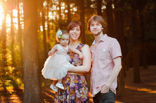 Portret van jonge gelukkige familie